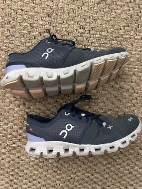 On Cloud X Women’s Shoes size 9